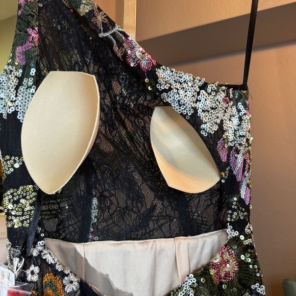 Mac Duggal EMBELLISHED FLORAL ONE SHOULDER GOWN STYLE 49574, SIZE 0/12 - Picture 13 of 17